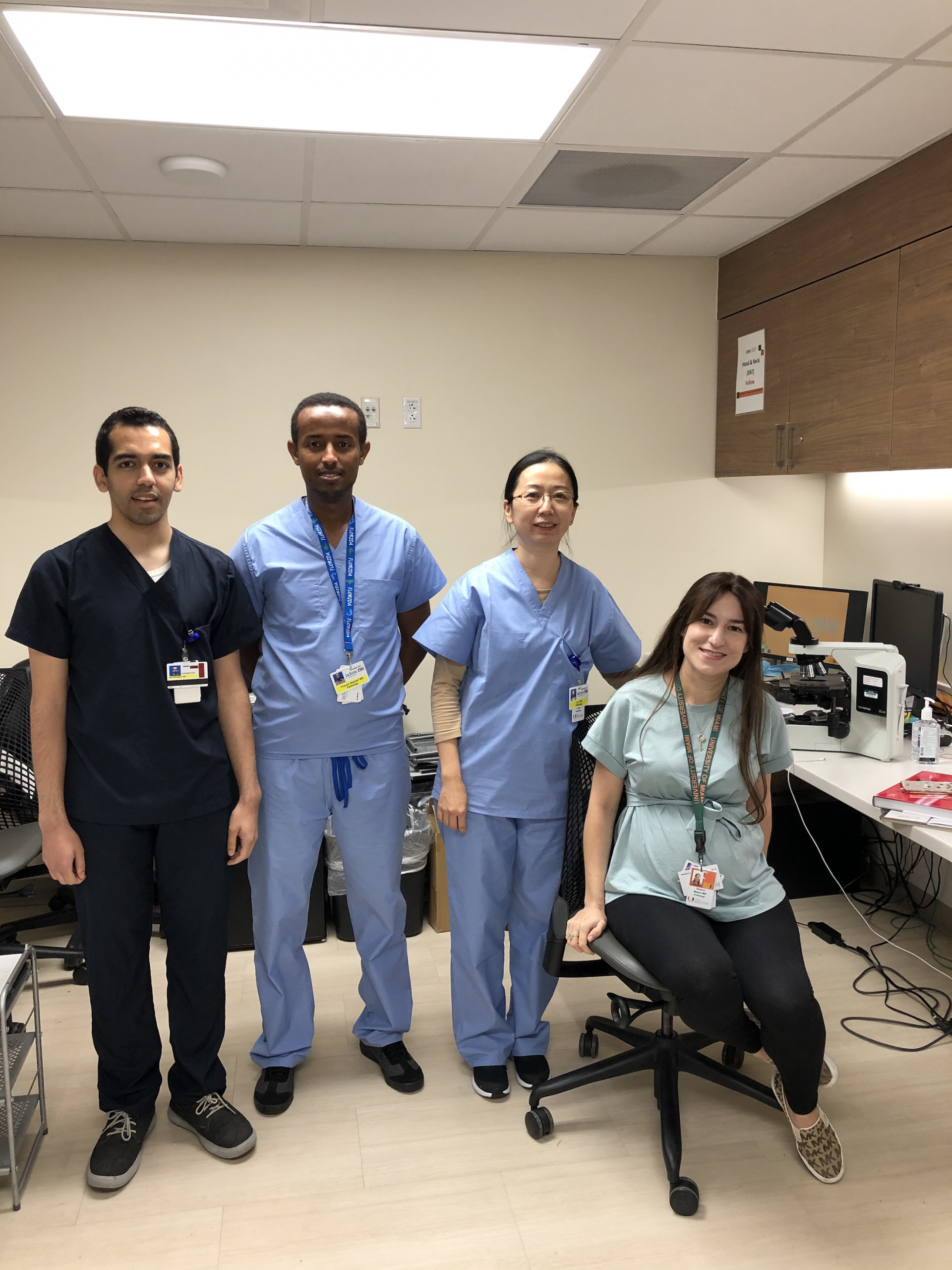 Musulmon azosi Qiz mushuk bilan turli xil narsalarga otiradi